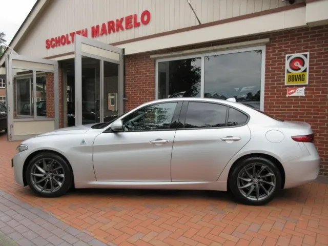 Alfa Romeo Giulia 2.2 180pk Super 8-traps autom. (132KW) 180 Pk 2017
