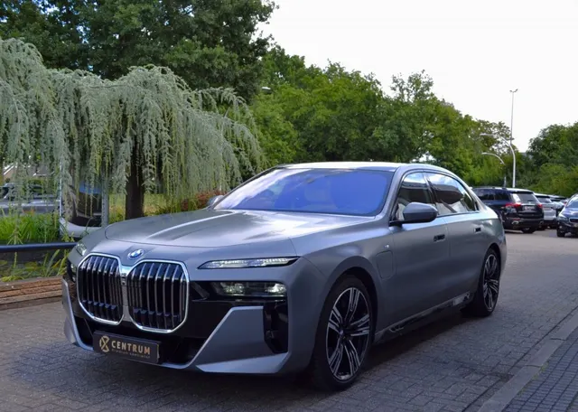 BMW 7-Serie 750e xDrive M-Sport - Tv Frozen - Vol 2024