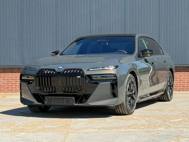 BMW 7-Serie M760e xDrive M-Sport Skylounge Bowers & Wilkins 2026