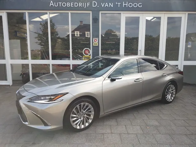 Lexus ES 300H President Line 2024