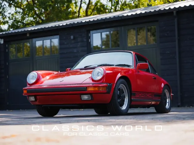 Porsche 911 3.2 Carrera Coupe – Guards Red – Black Leather 1984