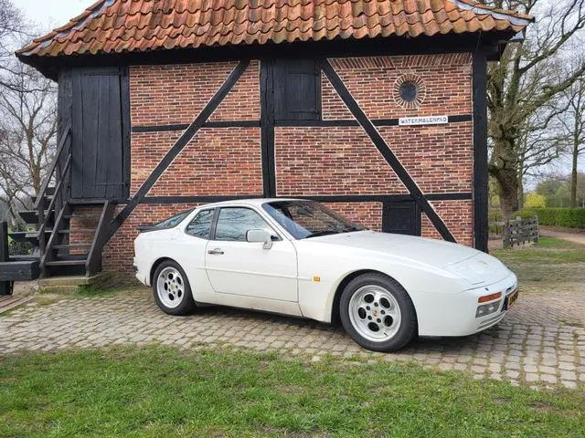 Porsche 944 turbo. Note 2 1986
