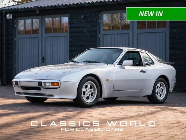 Porsche 944 2.5L – Manual – Silver Metallic – Pasha Interior! 1982