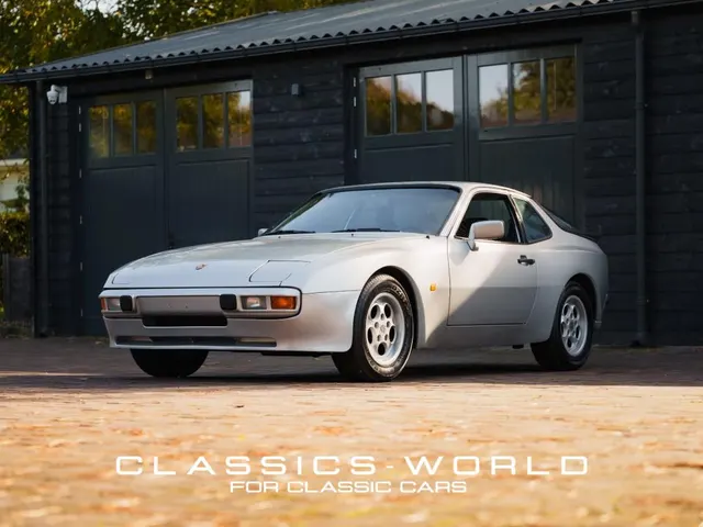 Porsche 944 2.5L – Manual – Silver Metallic – Pasha Interior! 1982