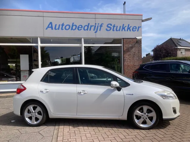 Toyota Auris 1.8 VVT-i Hybride Aspiration Bussiness 134972 km 2011