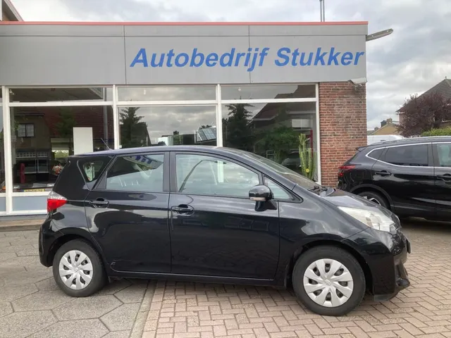 Toyota Verso-S 1.33 VVT-i Aspiration CVT 2012