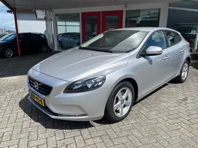 Volvo V40 2.0 T2 122PK Momentum Bluetooth Nieuwe Distributieriem 2016