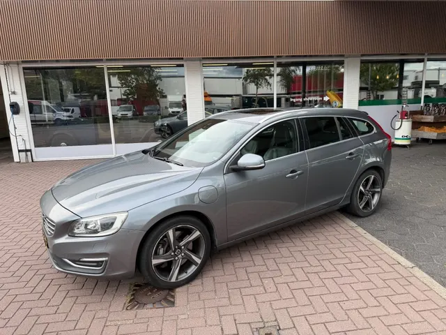 Volvo V60 2.4 D6 Twin engine R-Design Nl-auto Lage Km-Stand 2015
