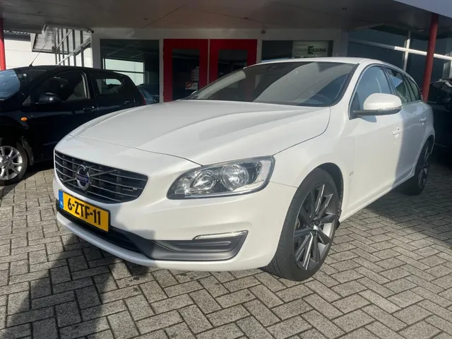 Volvo V60 1.6 T3 150PK Momentum 150 Pk Nw Distributieriem Bluetooth 2015