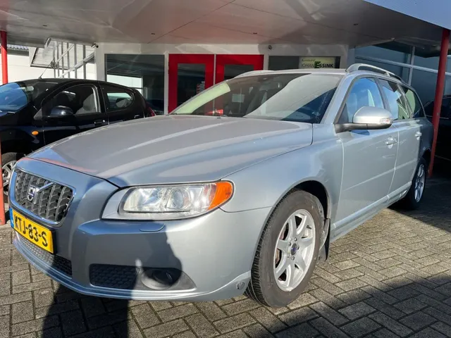 Volvo V70 2.5T 200PK Momentum Automaat 200 Pk Half 2007
