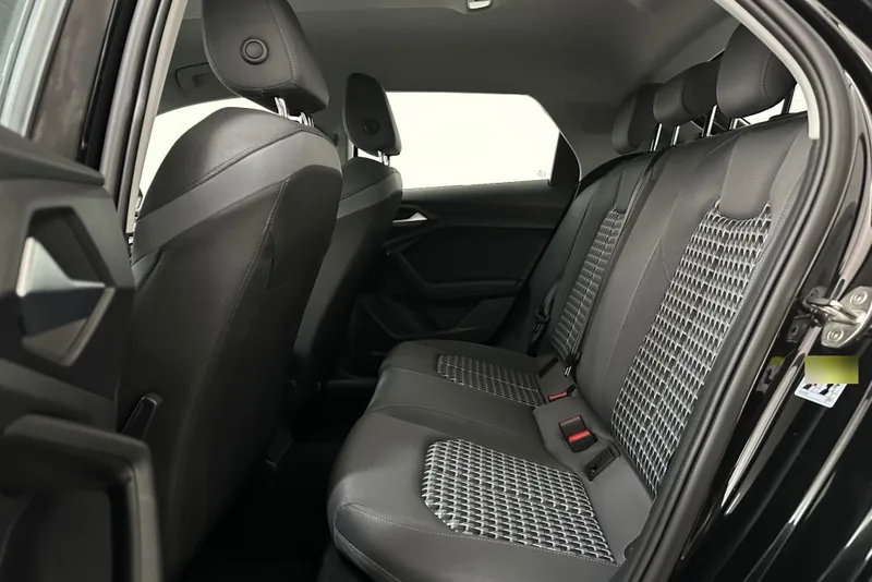 Achterbank van een Audi A1 Sportback met gestructureerde stoffen bekleding