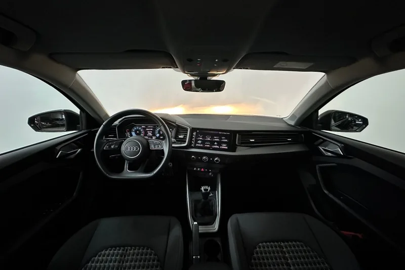 Cockpit van een Audi A1 Sportback met dashboard, stuur en centraal scherm