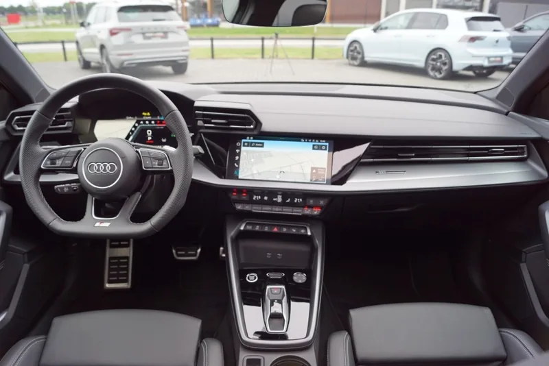 Cockpit van een Audi A3 8Y met digitaal instrumentarium en centraal scherm