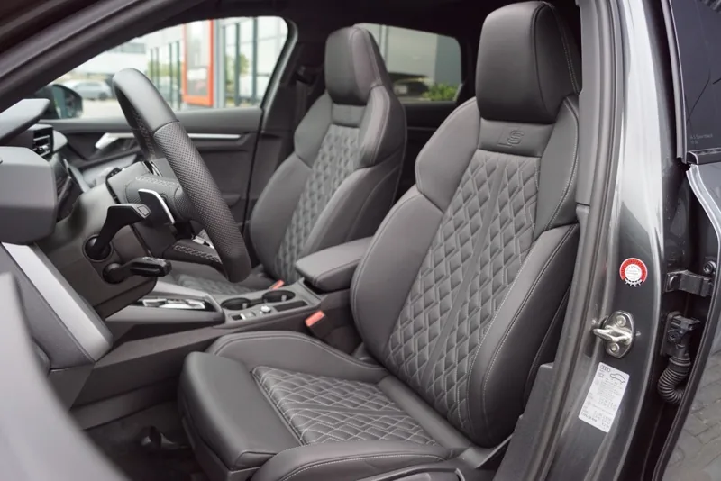 Voorstoelen van een Audi A3 S-Line met ruitstiksel in de bekleding