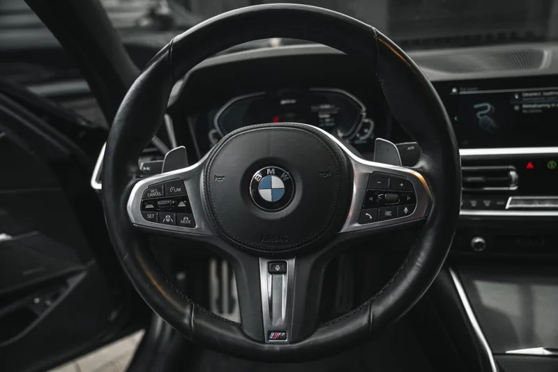 Stuurwiel en digitaal instrumentarium van een BMW 3-Serie met M-Sport-uitvoering