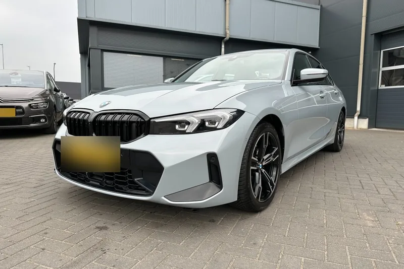 Zilvergrijze BMW 3-Serie sedan uit 2024 op een dealerterrein