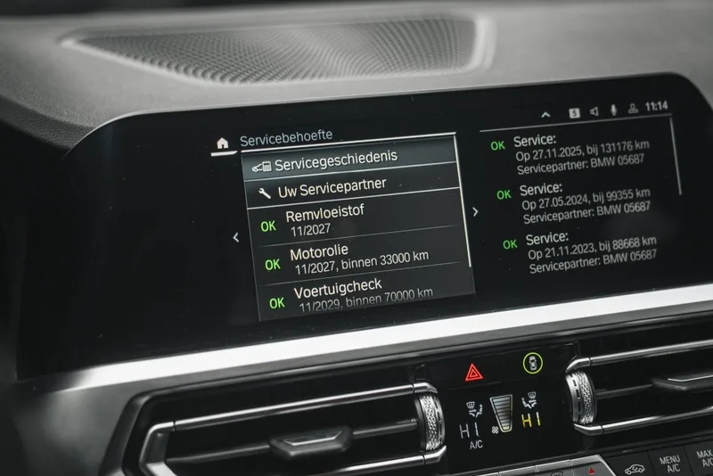 Scherm van een BMW dat de servicegeschiedenis toont met data en kilometerstanden