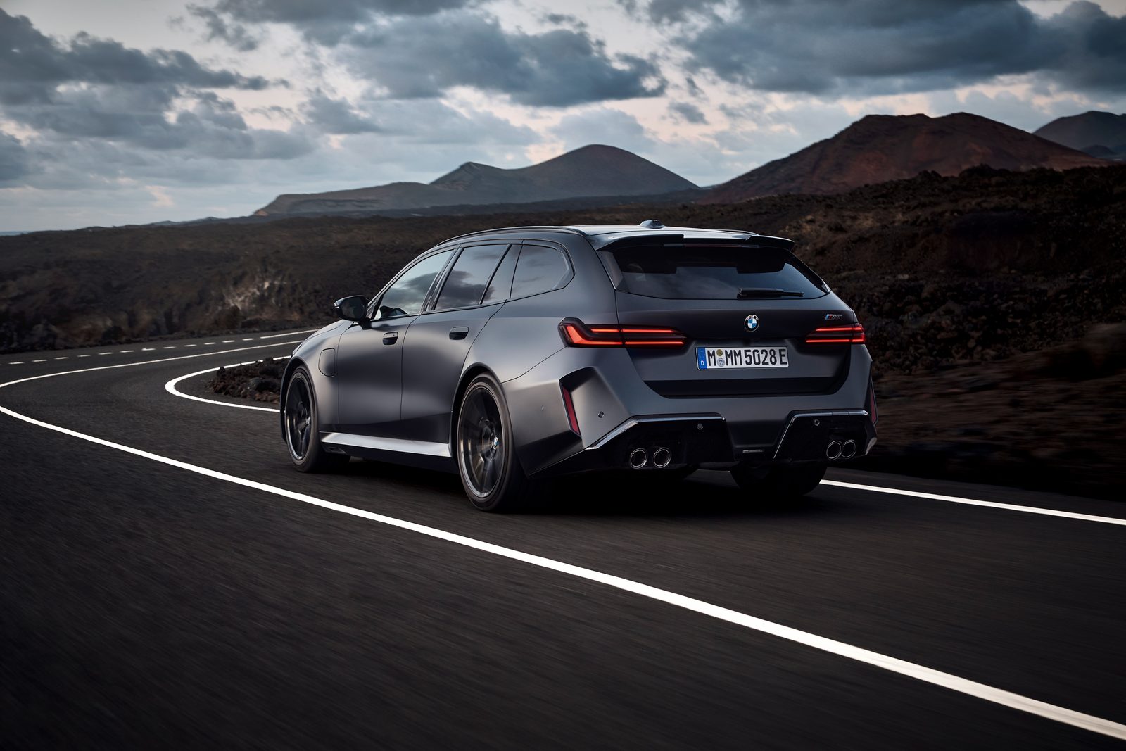 BMW M5 Touring achteraanzicht op bochtige weg