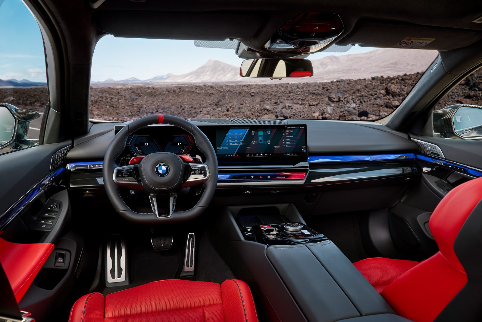 Interieur BMW M5 met M-stoelen en gebogen scherm