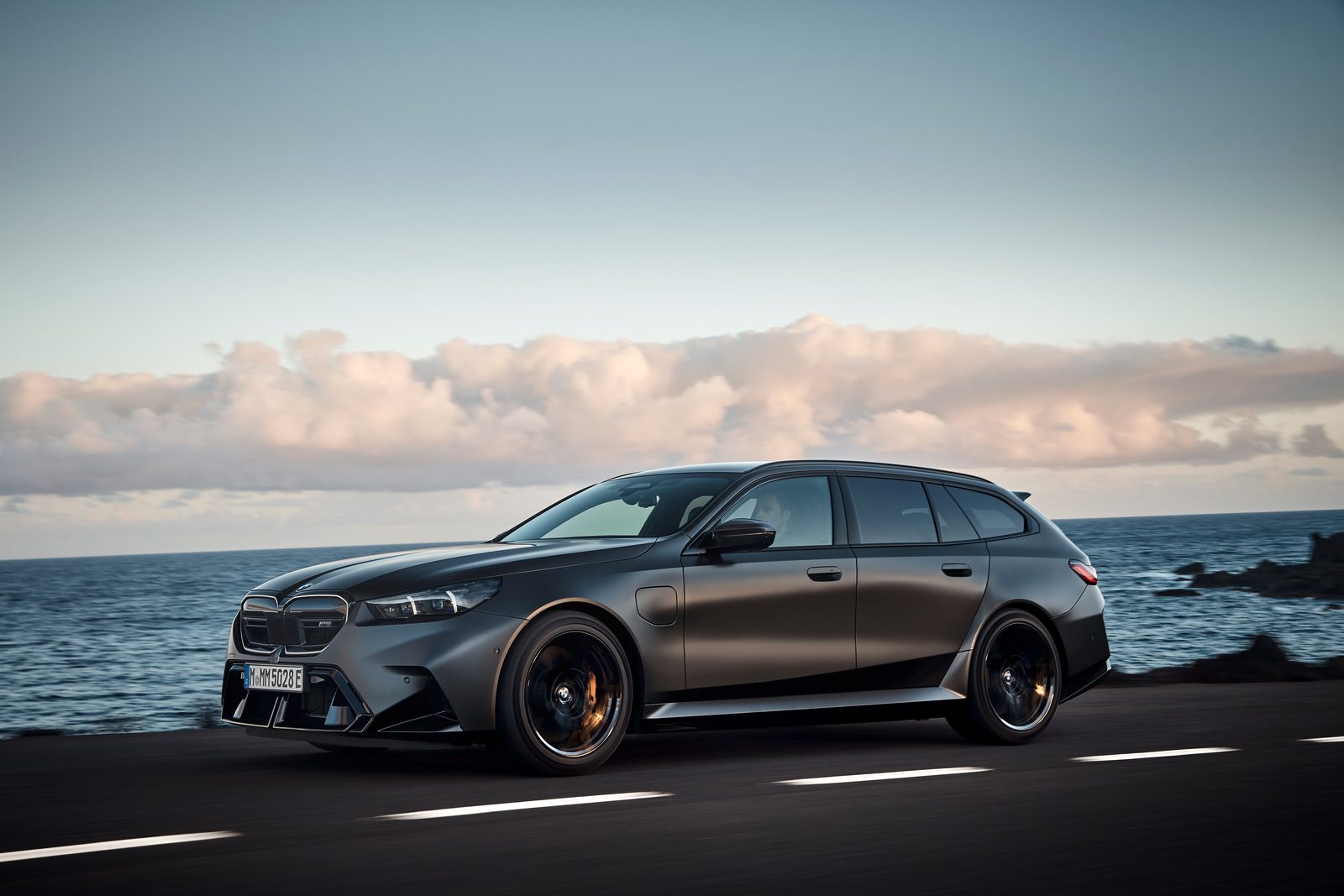 BMW M5 Touring zijaanzicht in beweging