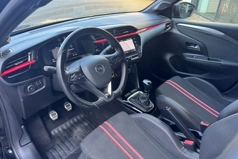 Dashboard van een Opel Corsa GS Line met centraal scherm en rode accentlijn
