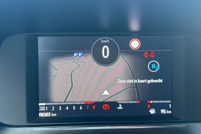 Digitaal instrumentarium van een Opel Corsa met kilometerstand en actieradius