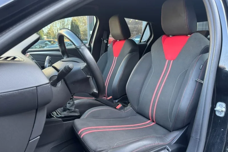 Voorstoelen van een Opel Corsa GS Line met rode accenten in de hoofdsteunen