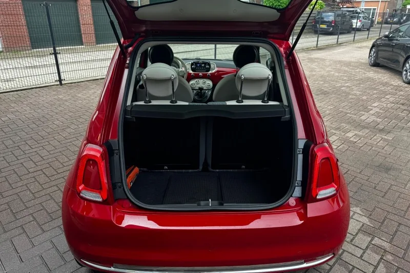 Achterbank en kofferbak van de Fiat 500 met geopende achterklep