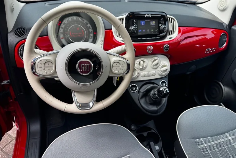 Dashboard van de Fiat 500 met het paneel in carrosseriekleur