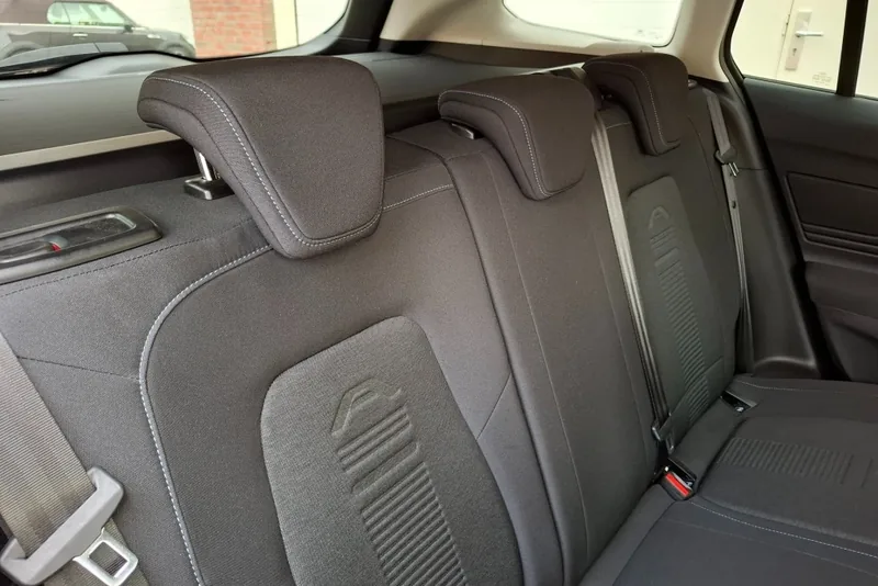 Achterbank van een Ford Focus met stoffen bekleding
