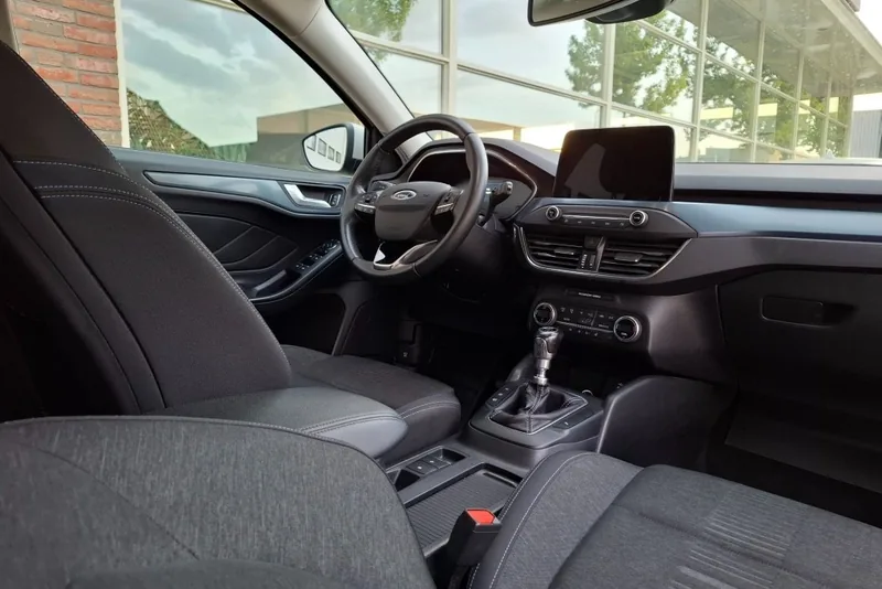 Dashboard van een Ford Focus met centraal scherm en fysieke knoppen