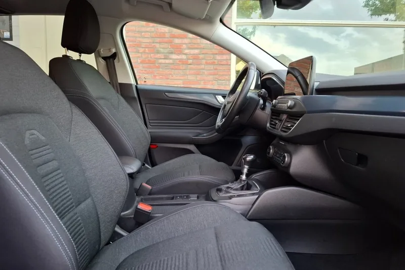 Voorstoelen van een Ford Focus met stoffen bekleding