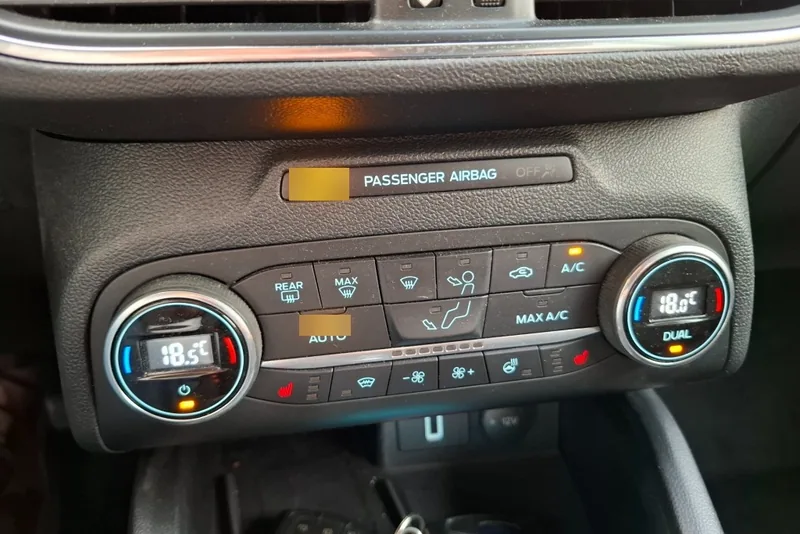 Klimaatbediening van de Ford Focus met fysieke draaiknoppen