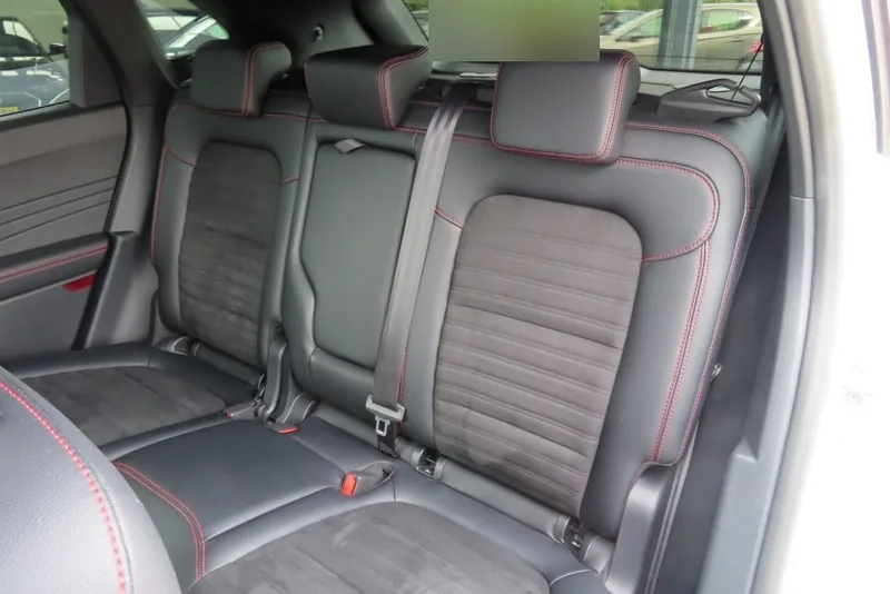 Achterbank van een Ford Kuga met rode stiksels en ruime beenruimte