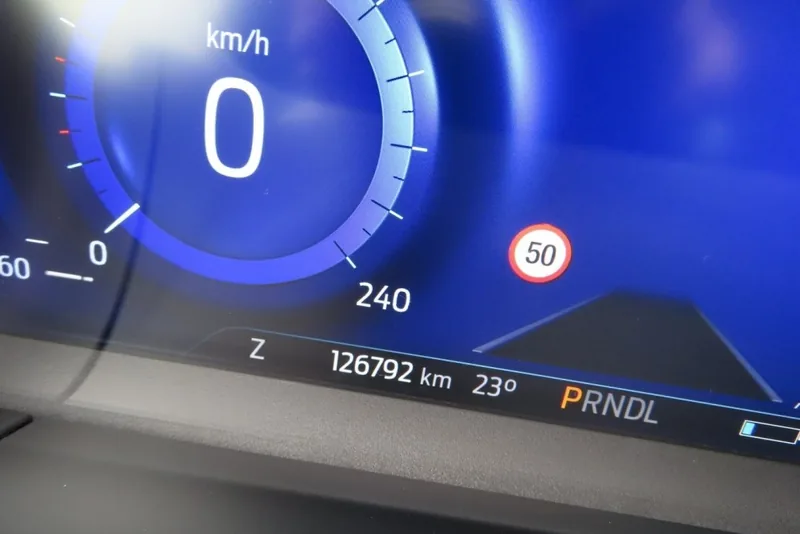Digitaal instrumentarium van een Ford Kuga met 126.792 kilometer op de teller