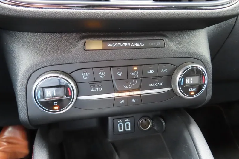 Klimaatbediening van de Ford Kuga met fysieke draaiknoppen en drukknoppen