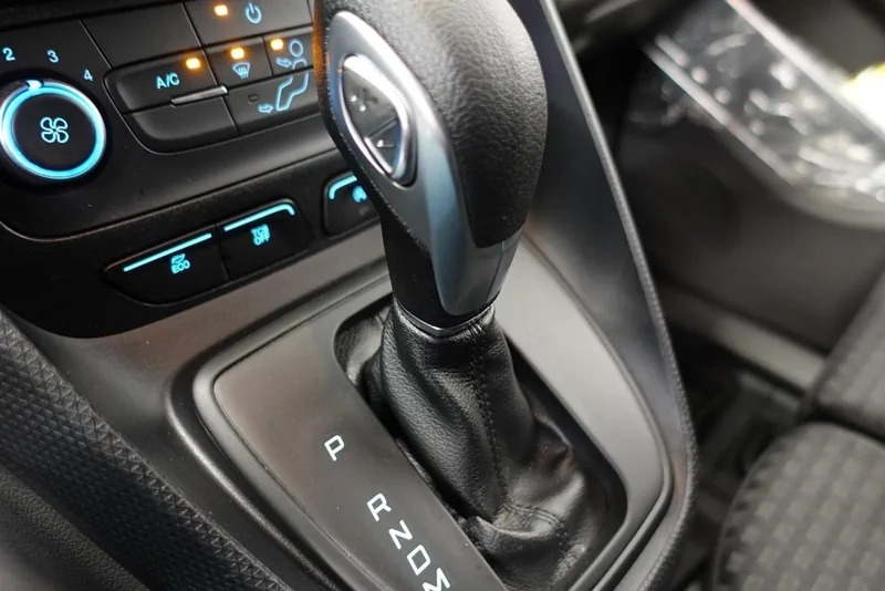 Keuzehendel van de achttrapsautomaat in een Ford Transit Connect