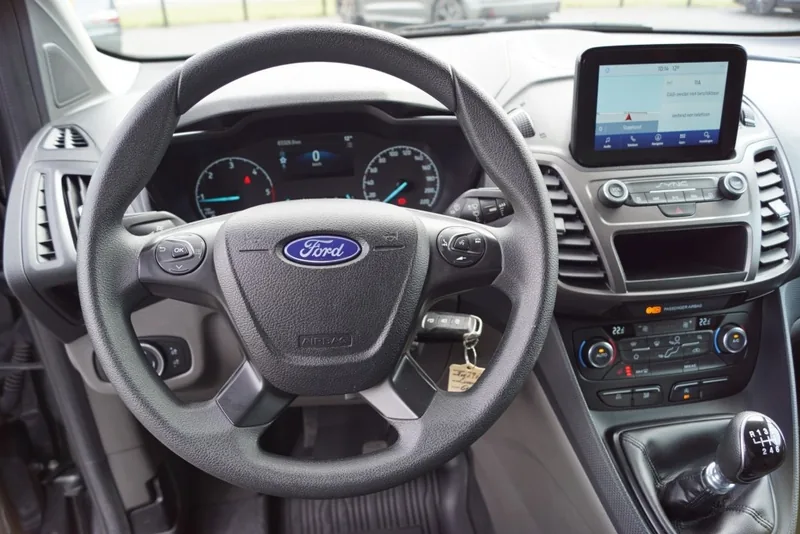 Stuur, instrumenten en infotainmentscherm van een Ford Transit Connect met handgeschakelde versnellingsbak