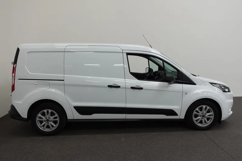 Witte Ford Transit Connect in de lange L2-uitvoering van opzij