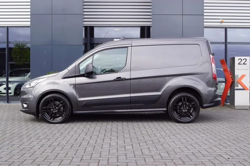 Grijze Ford Transit Connect in de korte uitvoering van opzij
