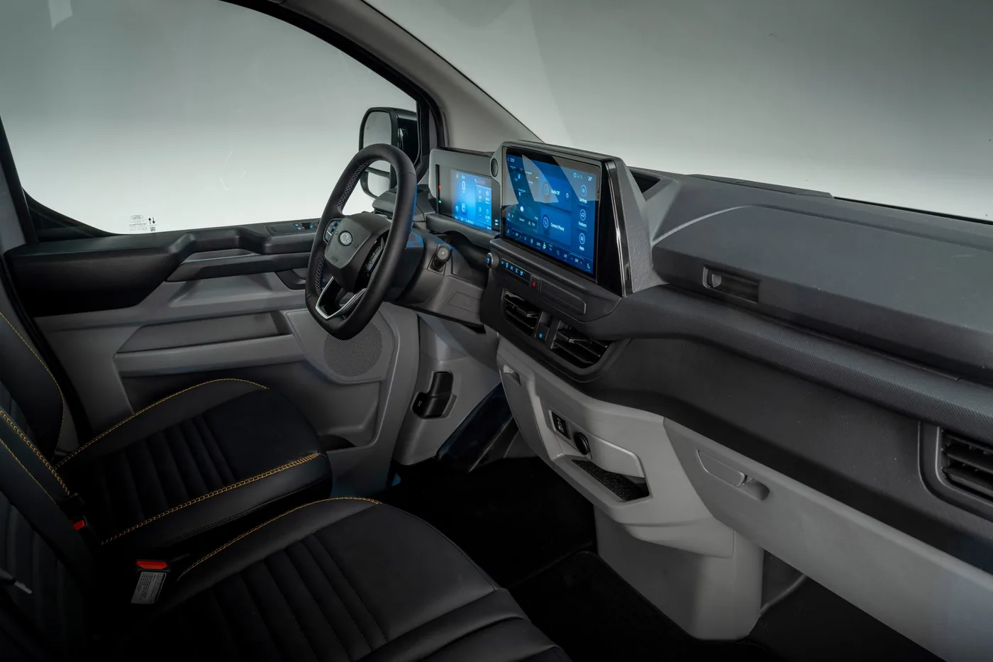 Cockpit van de Ford Transit Custom met dertien inch centraal touchscreen en digitaal instrumentenpaneel