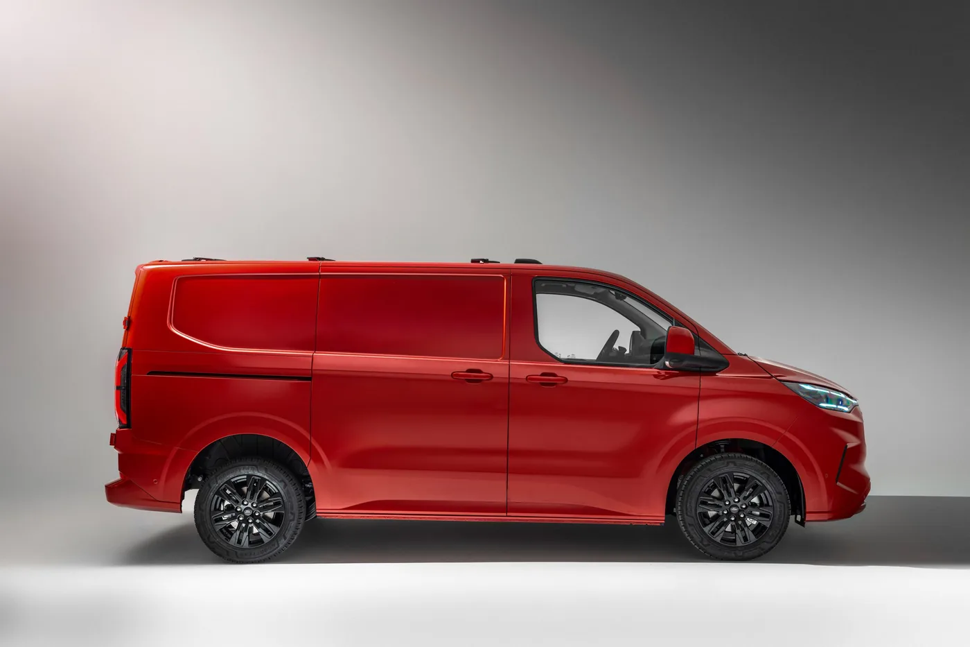 Ford Transit Custom in zijaanzicht met vlakke flank en schuifdeur
