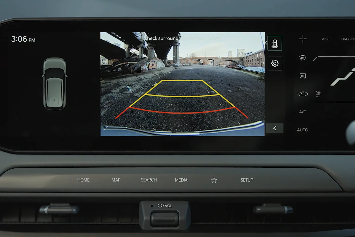 Infotainmentscherm Kia EV3 met camerabeeld