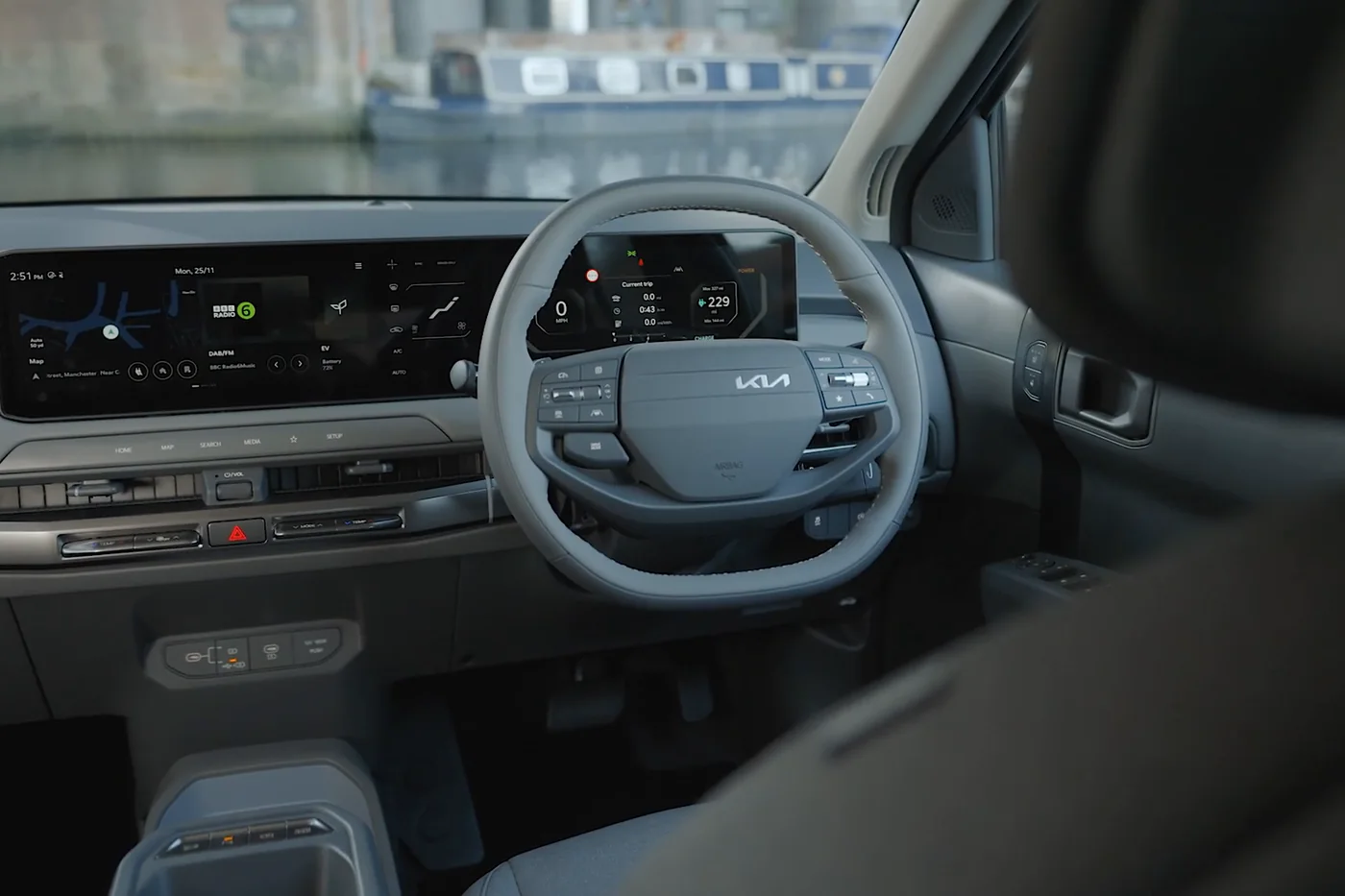 Interieur Kia EV3 met dubbel breedbeeldscherm en stuur