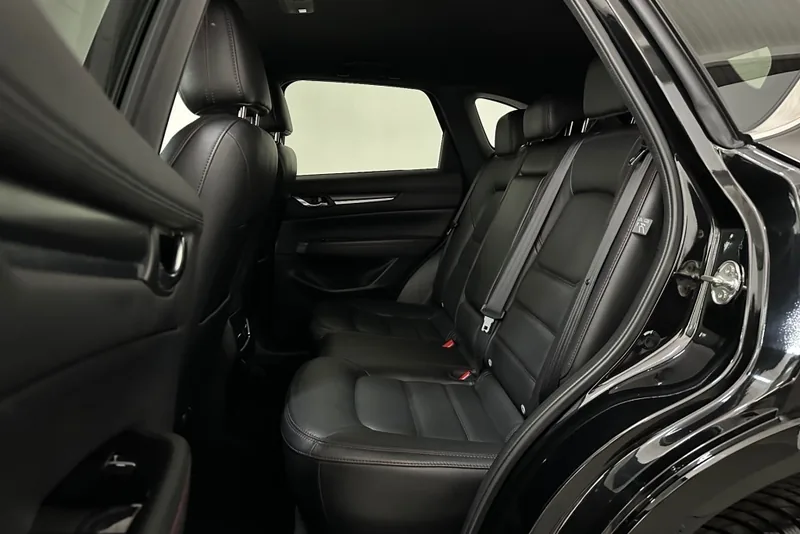 De achterbank van een Mazda CX-5 met lederen bekleding