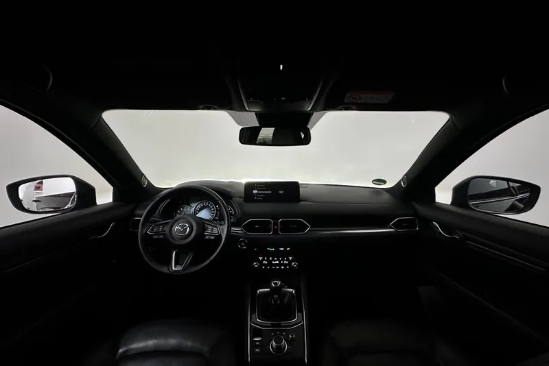 Dashboard van een Mazda CX-5 met vrijstaand scherm en draaiknopbediening