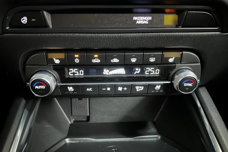 Klimaatbediening van de Mazda CX-5 met fysieke draaiknoppen en een apart display
