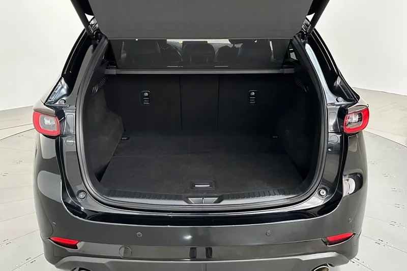 De kofferbak van een Mazda CX-5 met vlakke laadvloer