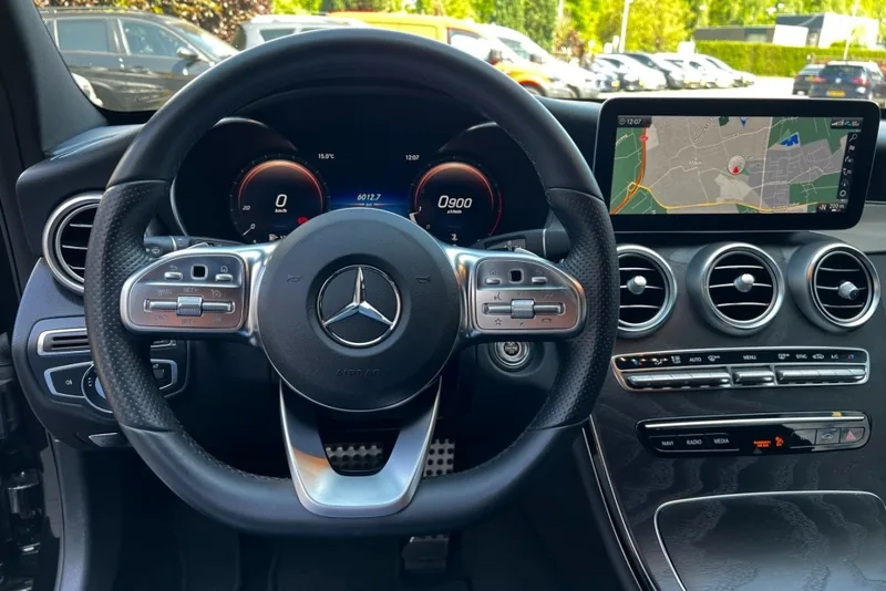 Stuur, digitaal instrumentarium en breed middenscherm van een Mercedes-Benz C-Klasse