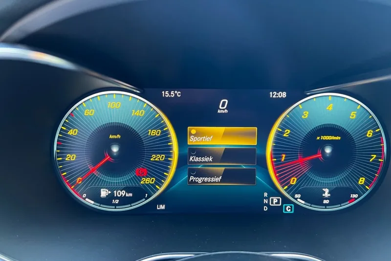 Digitaal instrumentarium van een Mercedes-Benz C-Klasse met keuzemenu voor de weergave